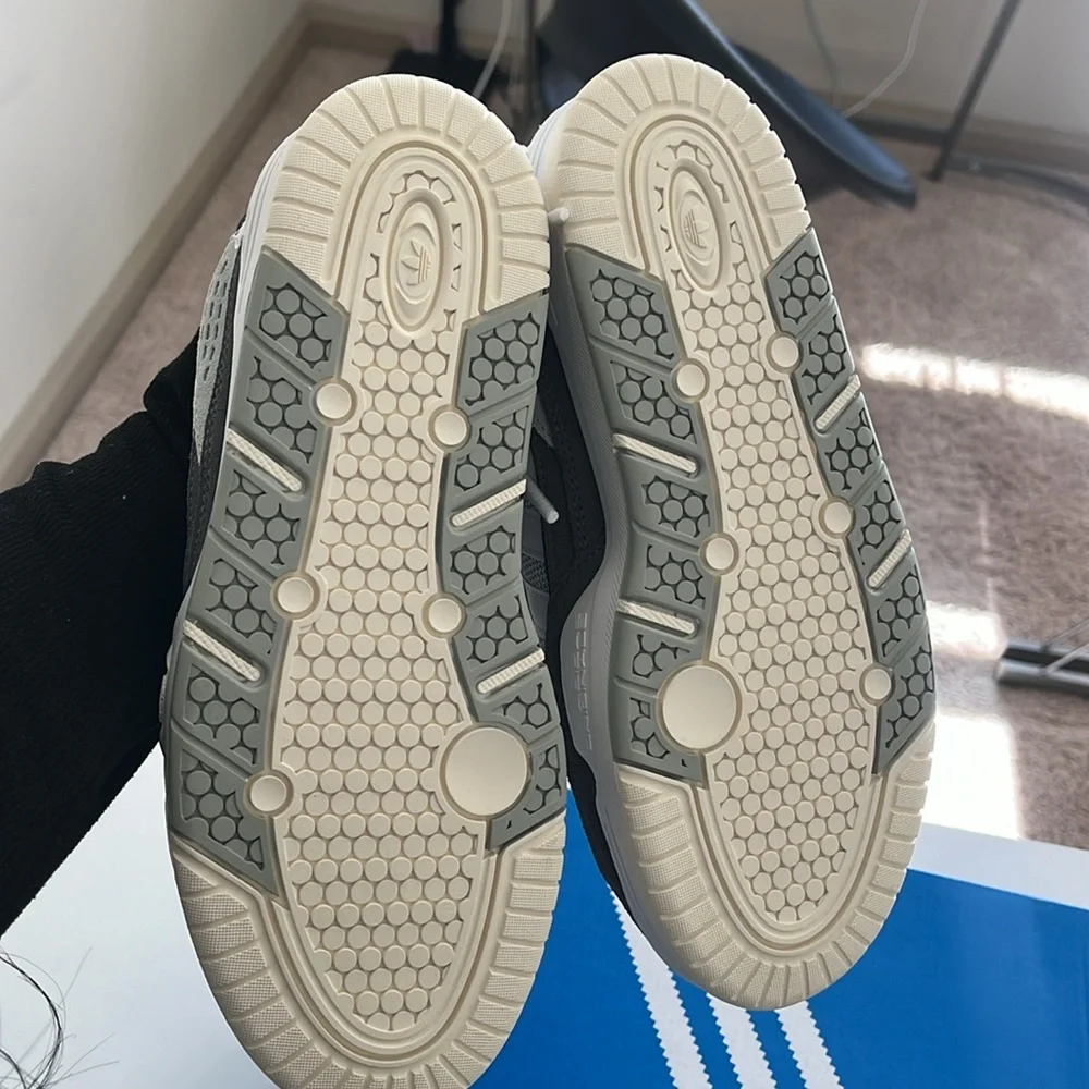 🖤🖤🖤Adidas originals nwt. Never worn fits a size 8 perfectly - Picture 2 of 6